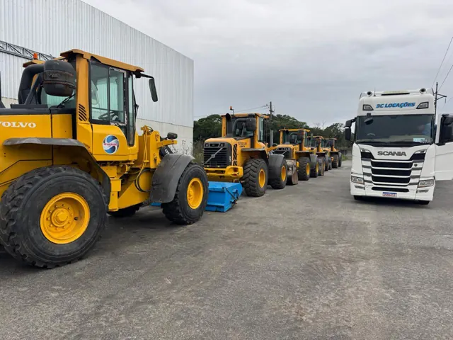 Pás carregadeiras Volvo e caminhão Scania da 3C Locações